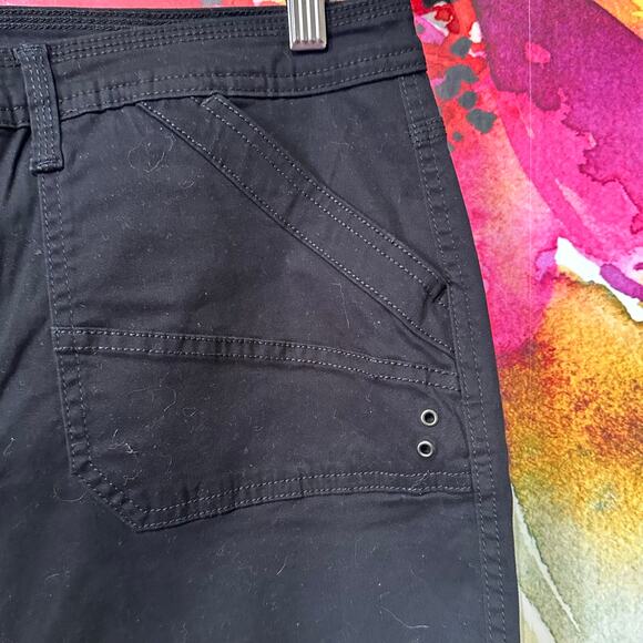 Bandolino Women's Size 16 Denim Capris Selene Black Stretch Zip Button NWT - Picture 2 of 7